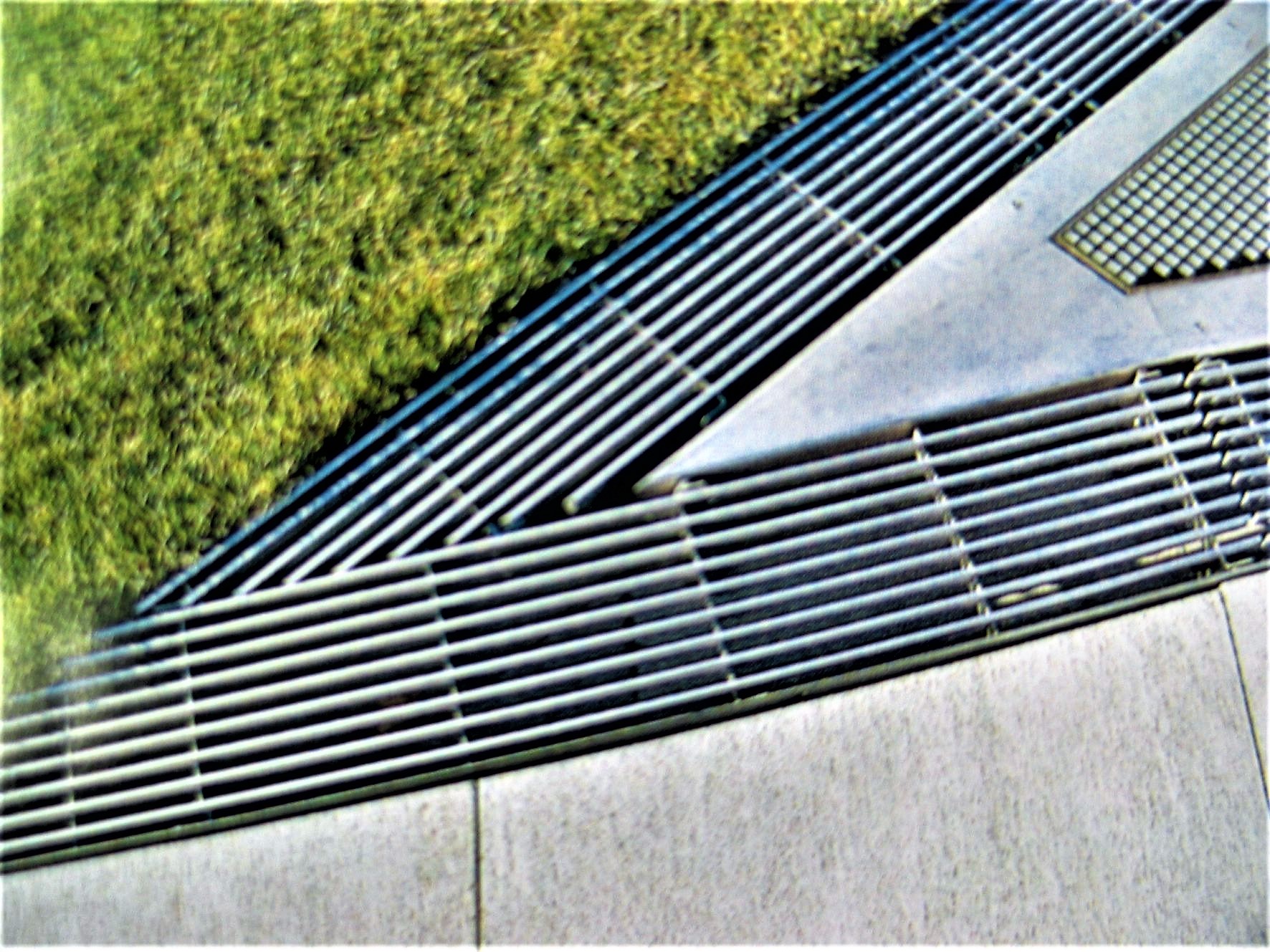 ADO Entwässerungsrinne FRI-H höhenverstellbar mit Kammrost im GaLaBau