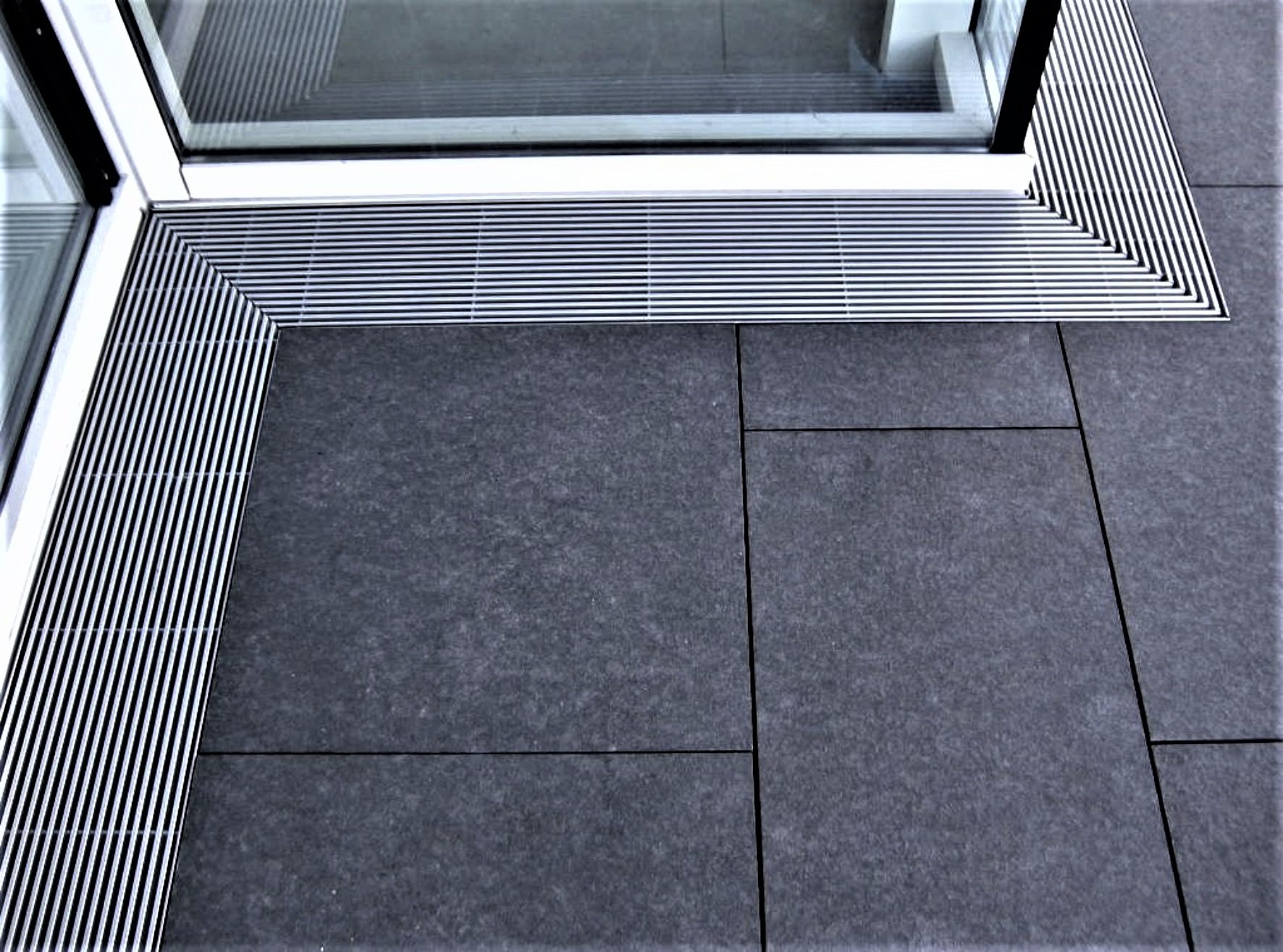 ADO Fassadenrinne Entwässerungsrinne FRI-H höhenverstellbar Referenz Düsseldorf