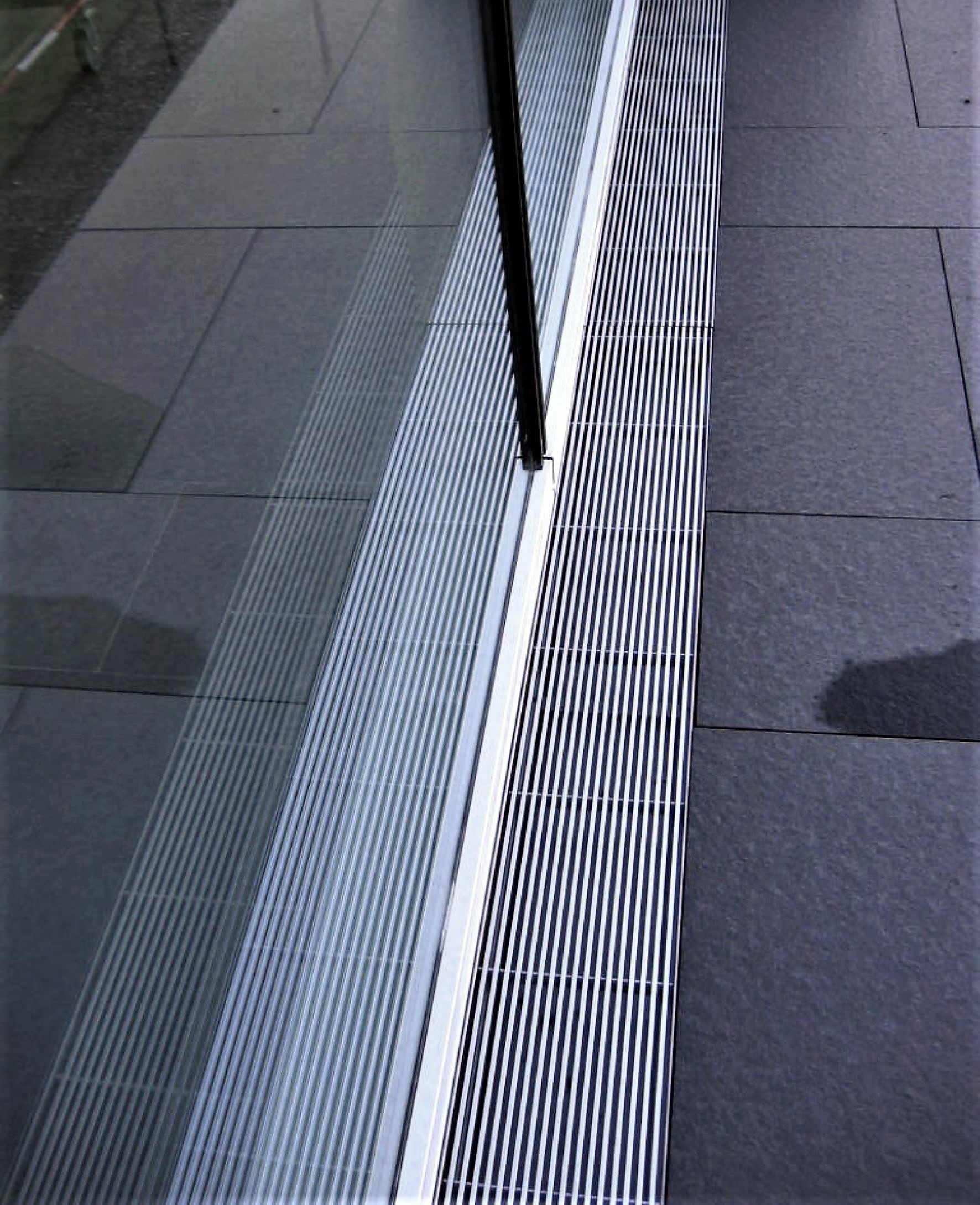 ADO Fassadenentwässerungsrinne FRI-H höhenverstellbar mit Kammrost Referenz 