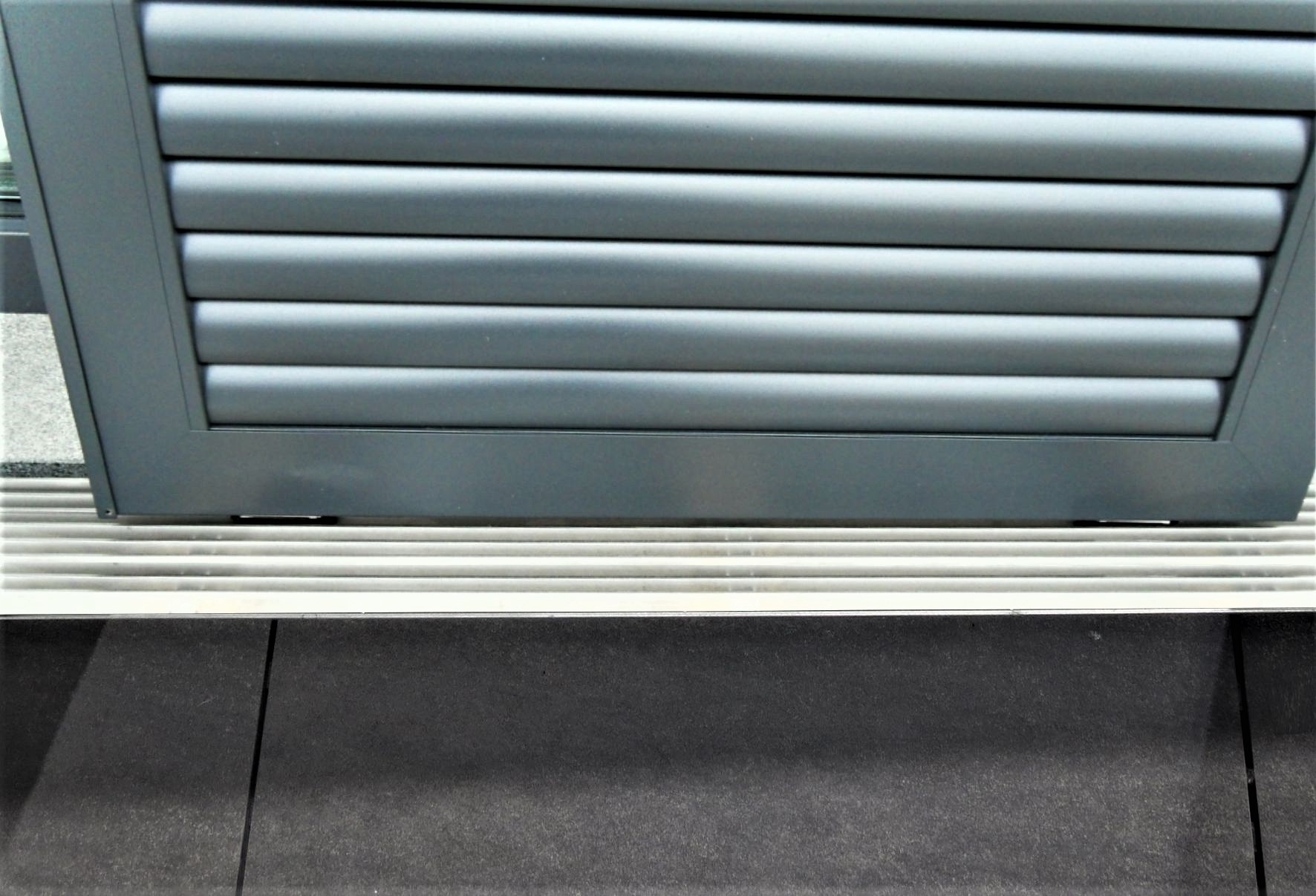 ADO Fassadenrinne FRI-S mit Kammrost als Schiebelädenführung