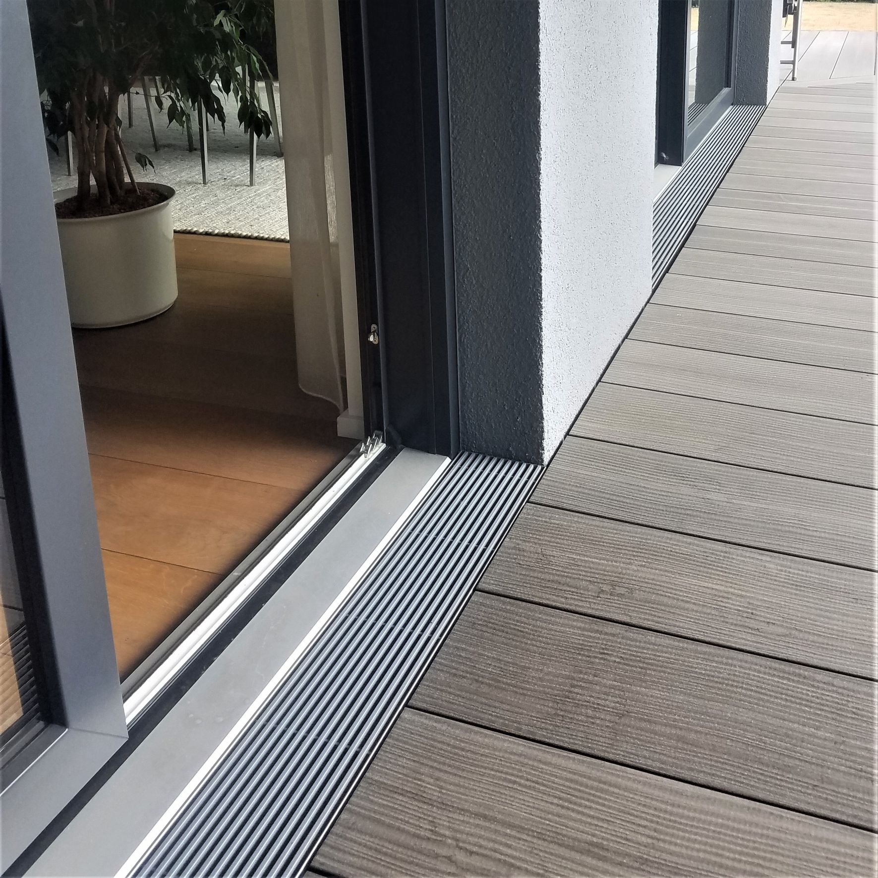 ADO Fassadenrinne Entwässerungsrinne FRI-S mit Kammrost Referenz Terrasse Leverkusen