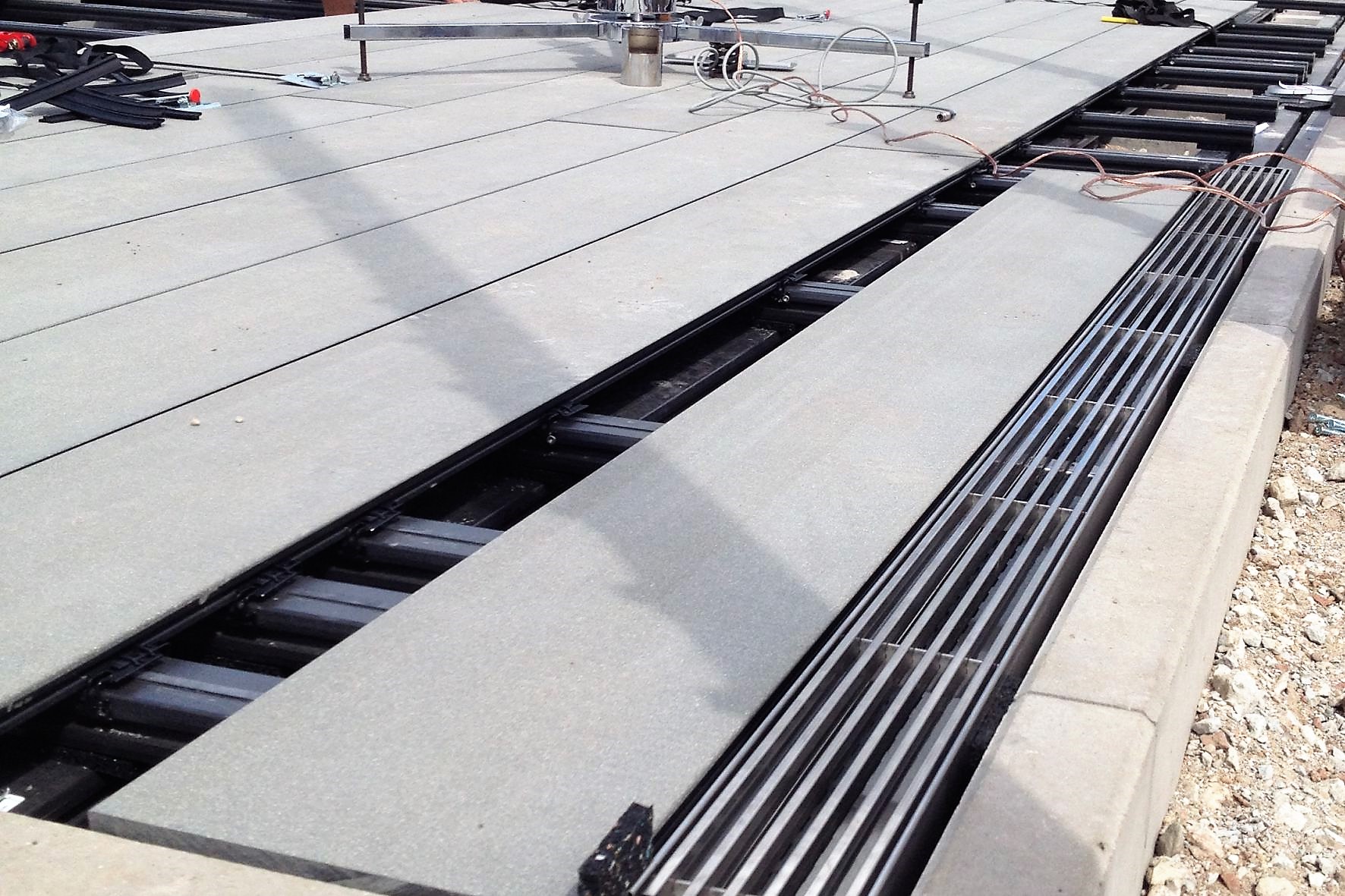 ADO Fassadenentwässerungsrinne FRI-S mit Kammrost Referenz Tennisgelände