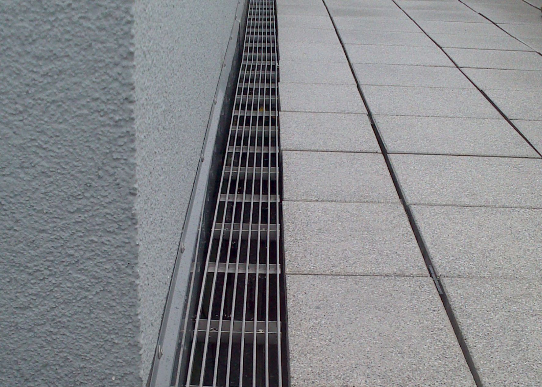 ADO Fassadenrinne Entwässerungsrinne FRI-H höhenverstellbar Referenz Balkon