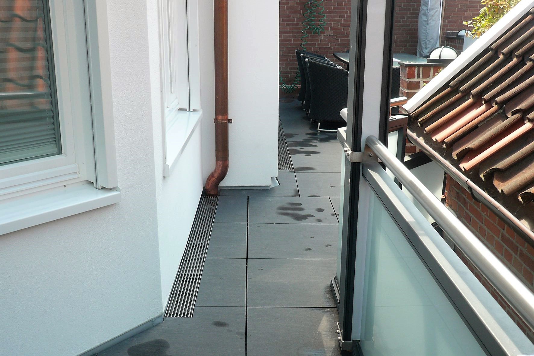 ADO Fassadenrinne Entwässerungsrinne FRI-S  mit Kammrost auf Dachterrasse