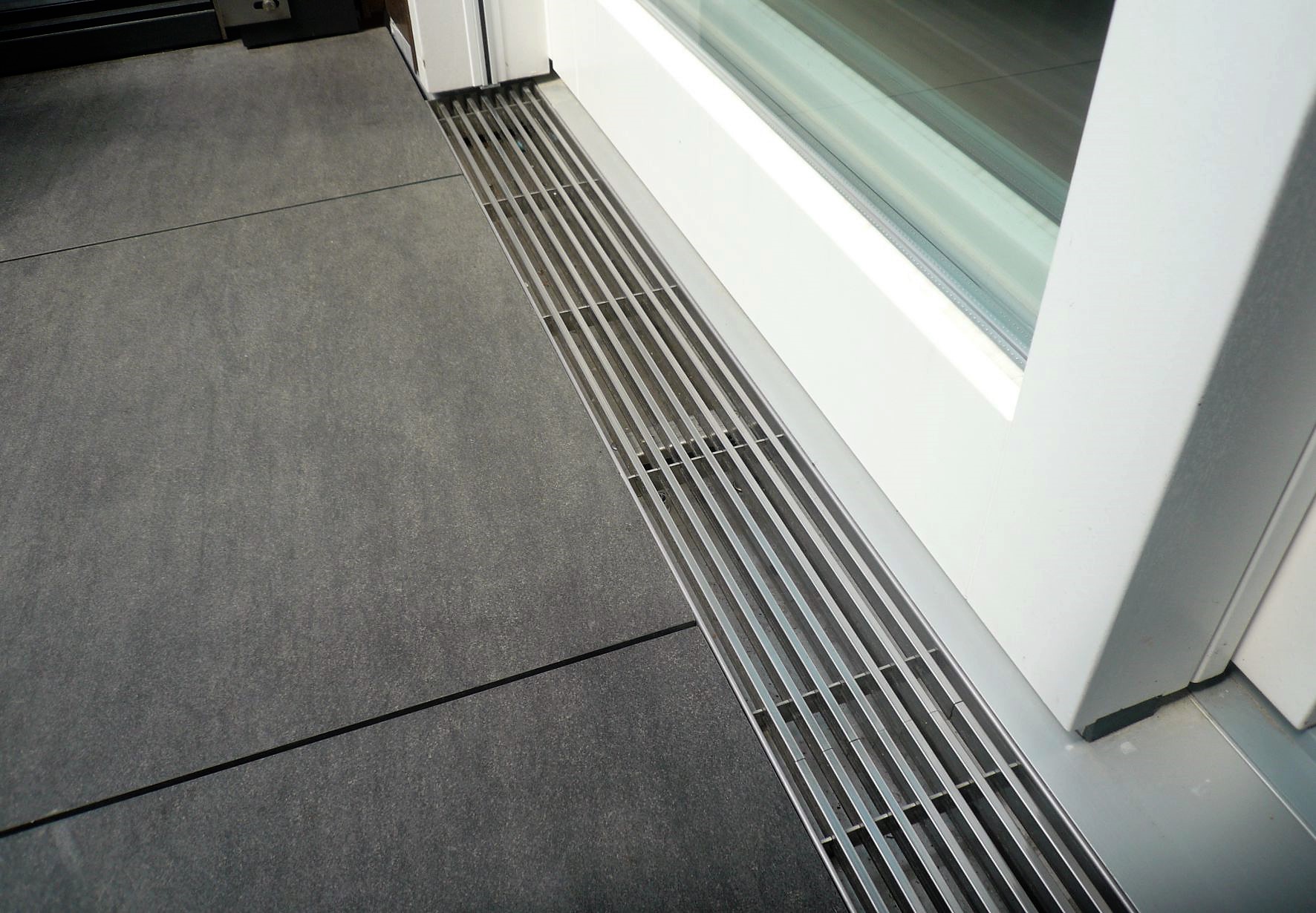 ADO Fassadenrinne Entwässerungsrinne FRI-S mit Kammrost Referenz Dachterrasse Lingen