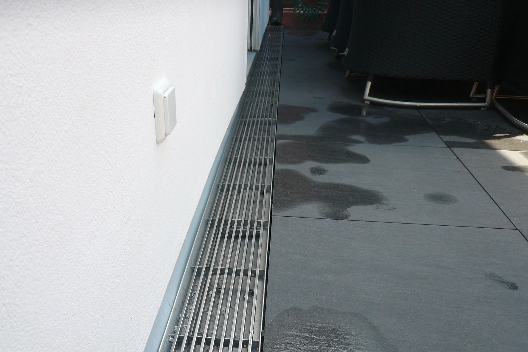 ADO Fassadenrinne Entwässerungsrinne FRI-S mit Kammrost auf Terrasse