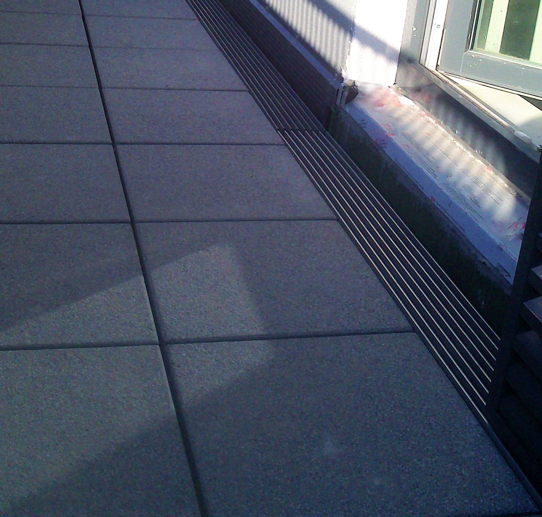 ADO Fassadenrinne Entwässerungsrinne FRI-S mit Kammrost als untere Führung für Schiebeläden