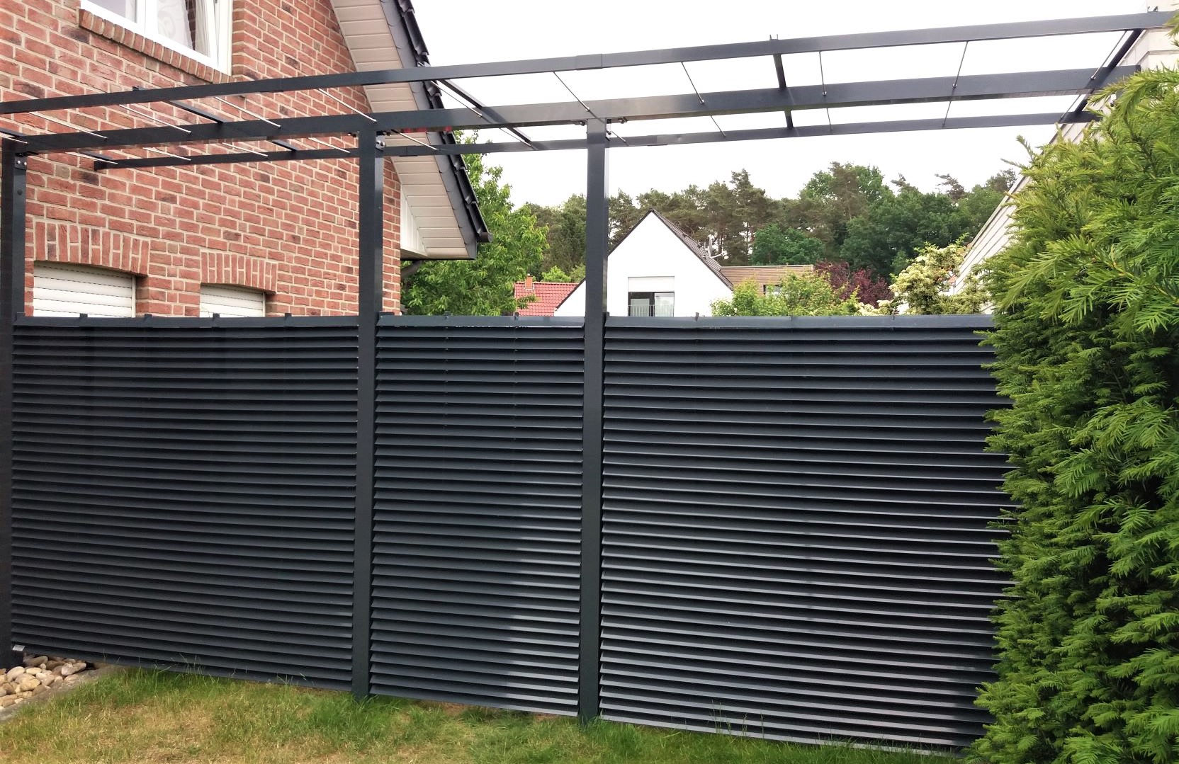 ADO Fassadenverkleidung aus Aluminium als Sichtschutzzaun