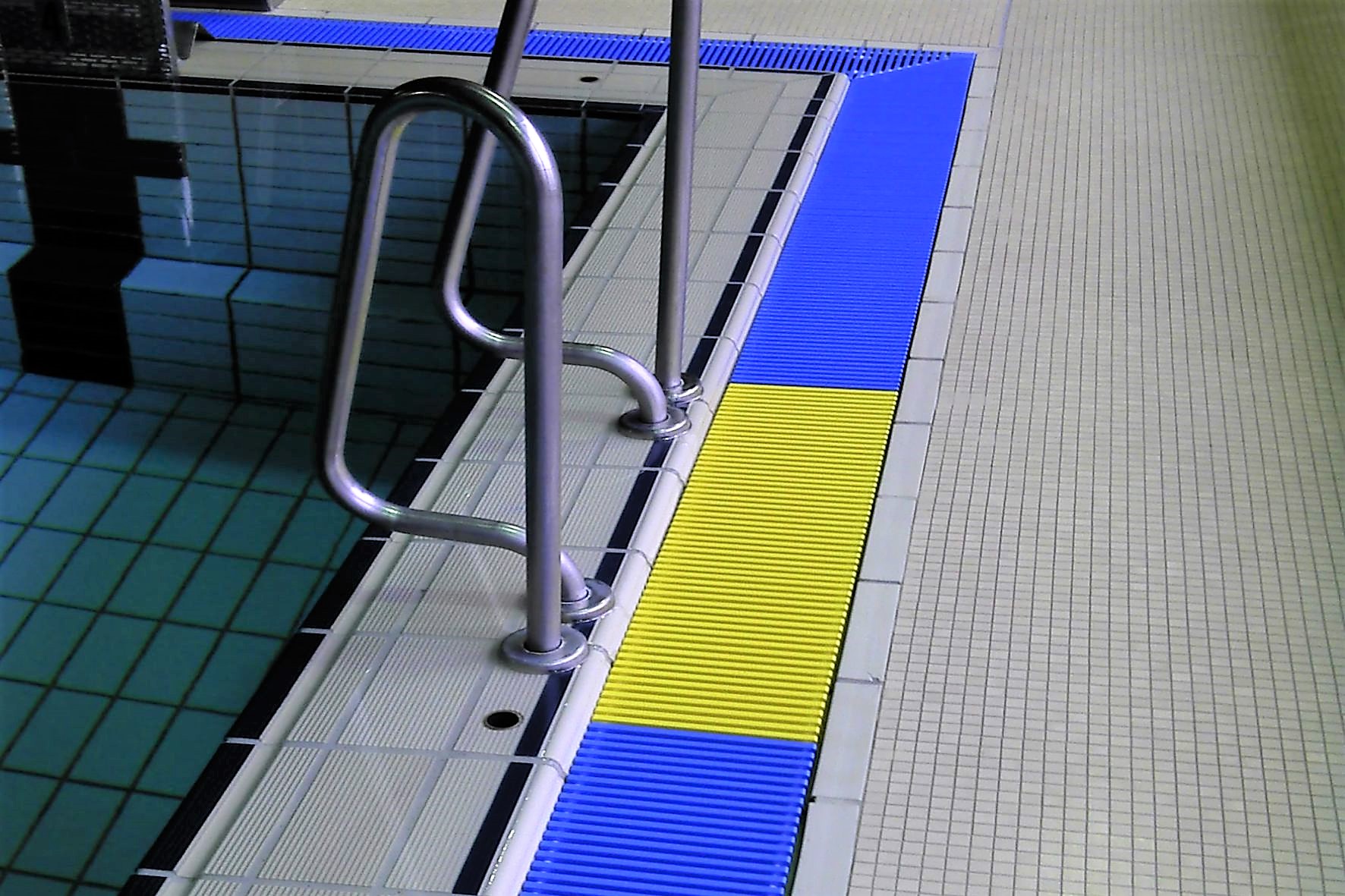 ADO Schwimmbadroste RA Referenz Hallenbad