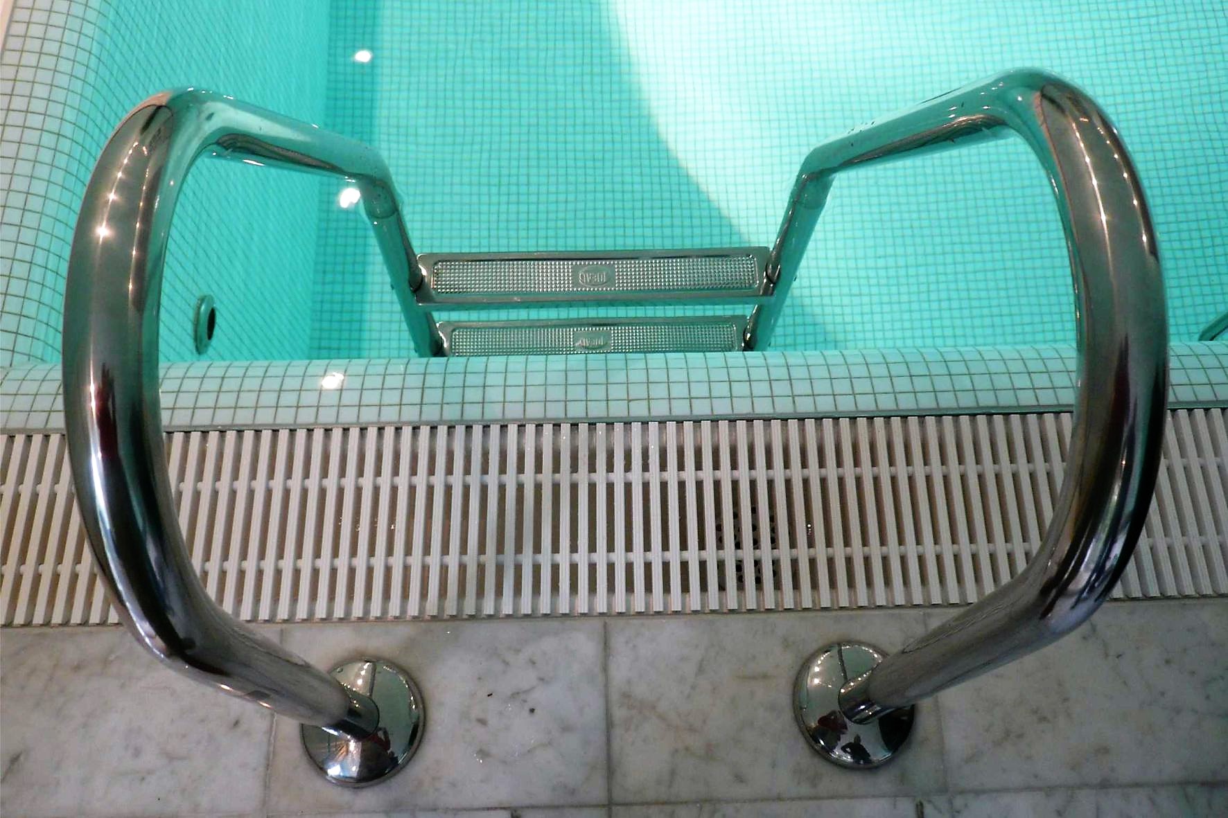 ADO Schwimmbadroste RA Referenz privates Schwimmbad