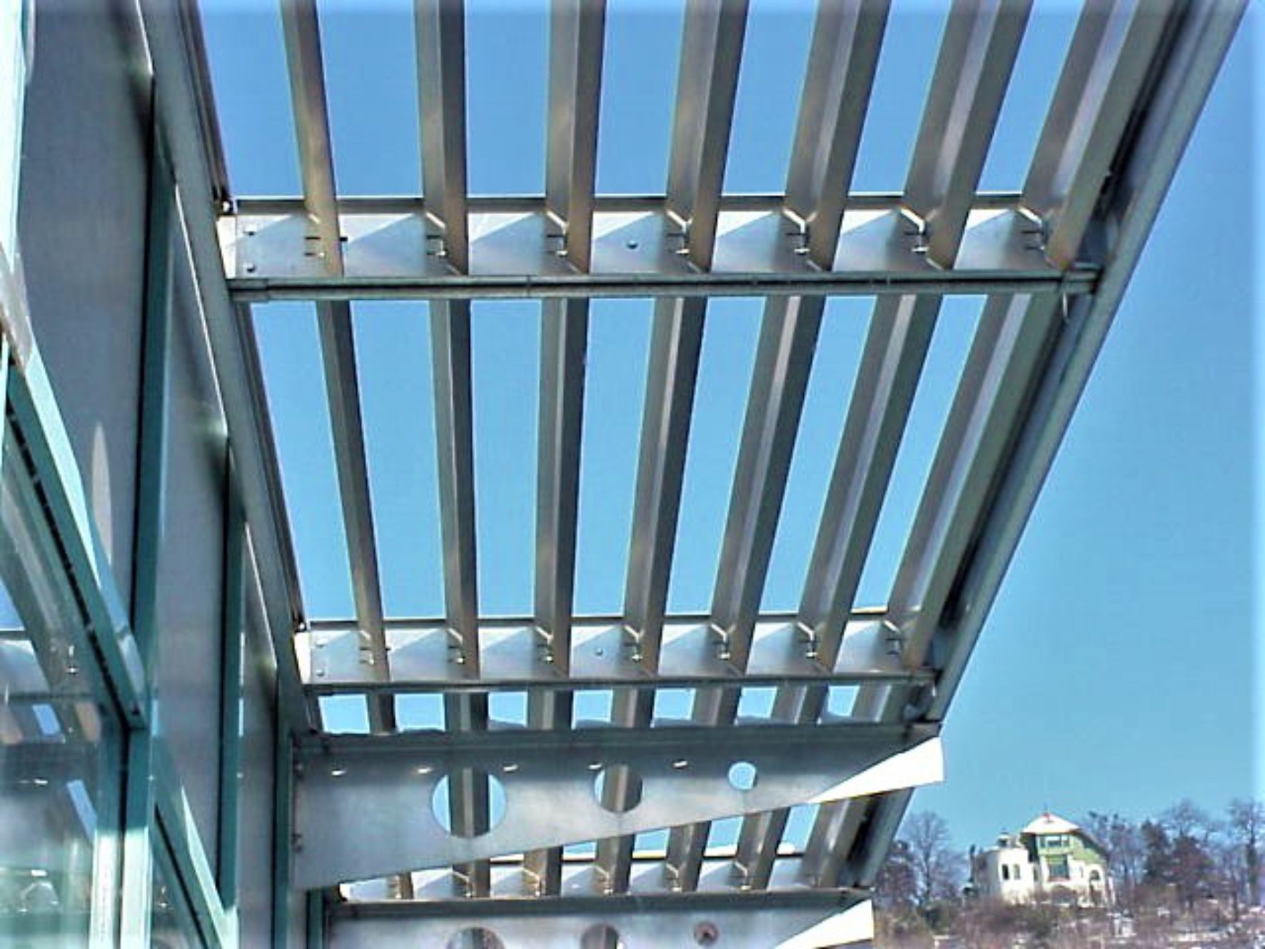 ADO Sonnenschutz SB-S aus s-förmigen Aluminium-Lamellen