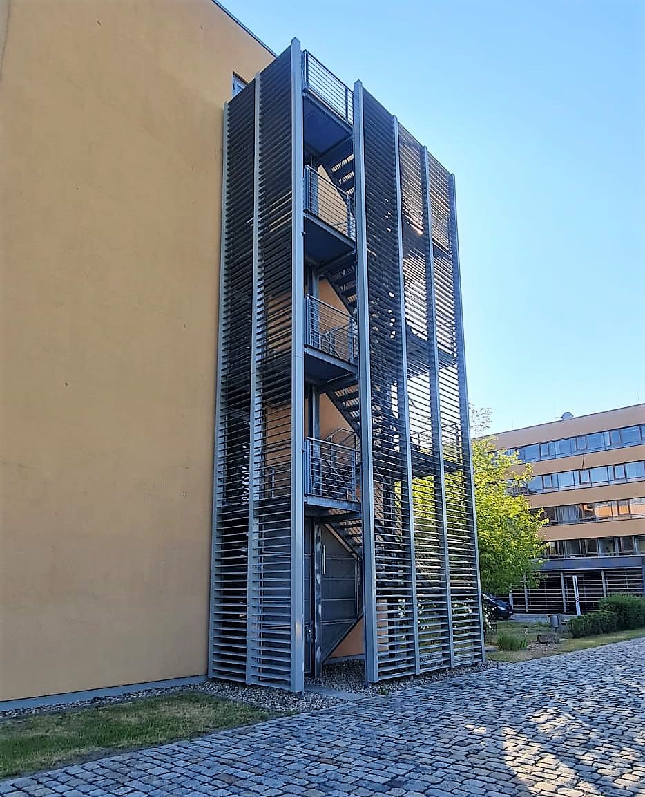 ADO Sonnenschutz SB-EL elliptische Aluminium-Hohlprofile für Fluchtreppe