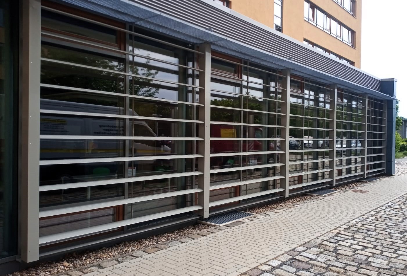 ADO Sonnenschutz SB-EL elliptische Aluminium-Hohlprofile Referenz Mensa