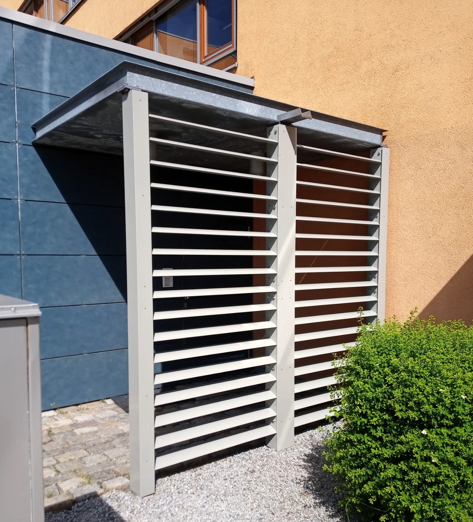 ADO Sonnenschutz SB-EL aus elliptischen Aluminium-Hohlprofillamellen Eingangsbereich 