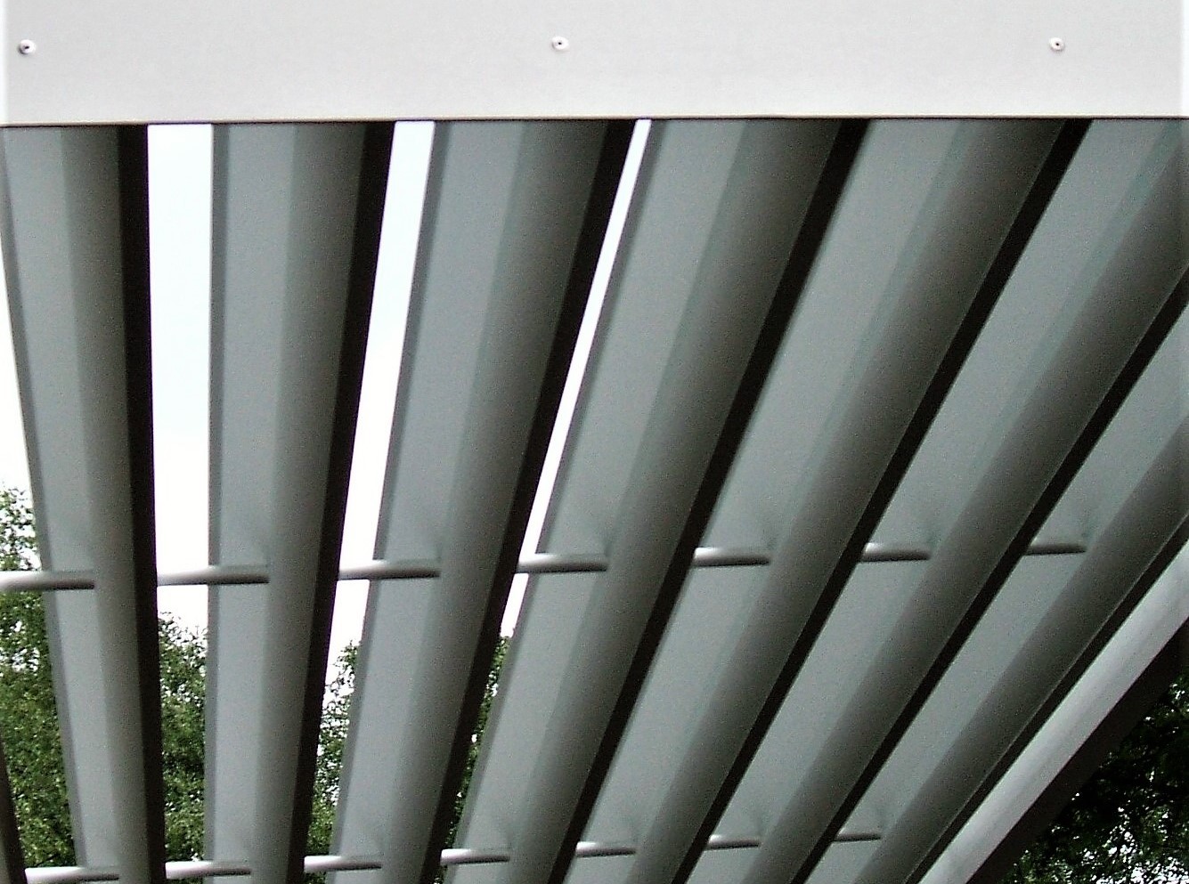 ADO Sonnenschutz SB-S aus s-förmigen Aluminium-Sonderprofillamellen