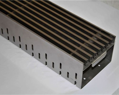 ADO Fassadenentwässerungsrinne FRI-S perforiert mit Kammrost 