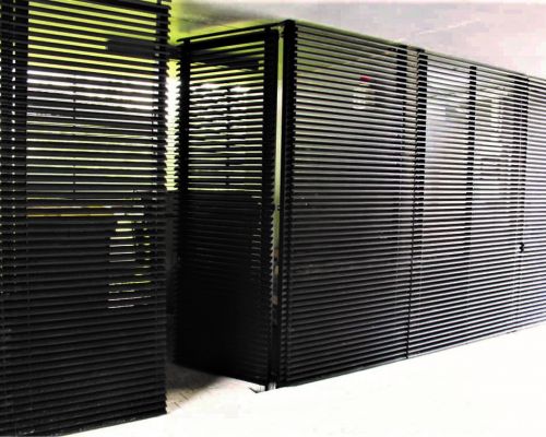 ADO Fassadenverkleidung aus Aluminium als Lamellenwand mit Tür