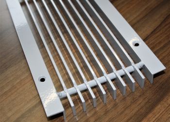 ADO Befestigungslösung Lüftungsgitter mit Winkeln verschweißt