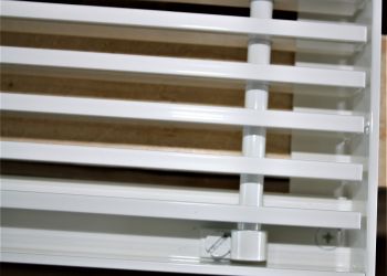 ADO Befestigungslösung mit Kabelschellen im Rahmen anschraubbar