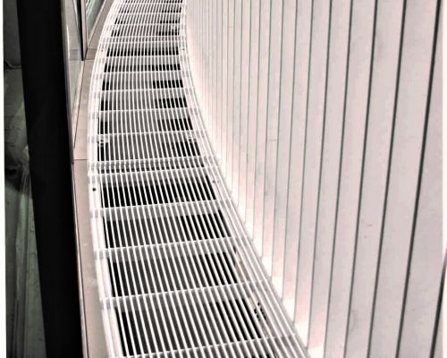 ADO Kammroste Linearroste KR-Alu-T in Bogenform im Außenbereich