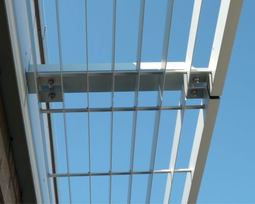 ADO Sonnenschutz SB aus Aluminium unter Kragarm montiert