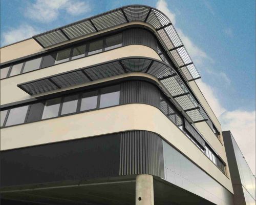 ADO Sonnenschutz SB aus Aluminium vor abgerundeter Fassade