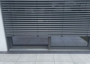 ADO Kammrost Linearrost auf Fassadenrinne im Außenbereich KR-6-V2A