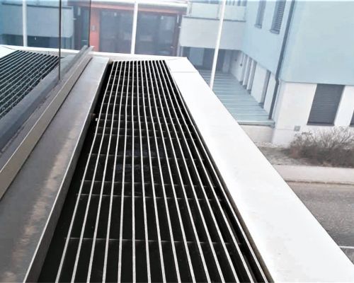 ADO Kammroste Linearroste KR aus Aluminium auf Fassadenrinne