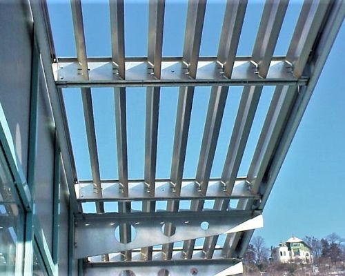 ADO Sonnenschutz SB-S aus S-förmigem Aluminium-Sonderprofil auf Kragarm montiert
